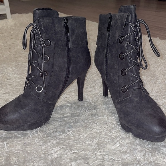 2 Lips Too Women’s Lace Up Booties Size 11 Grey Faux Suede Lucy Short Rise - Picture 7 of 15